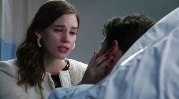 Charlotte Grayson 's PEARLS HOOPS on Revenge