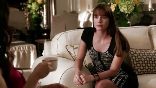 Charlotte Grayson 's short sleeve printed dress on Revenge