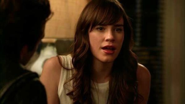 Charlotte Grayson 's Sleeveless Asymmetrical T-Shirt on Revenge