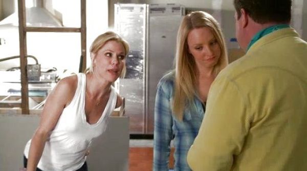 Claire Dunphy's Classic Tank Top on Modern Family