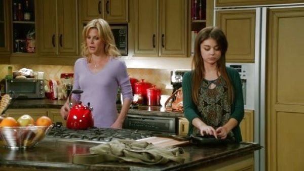 Claire Dunphy's Collection Featherweight Cashmere Boyfriend V-Neck Sweater on Modern Family