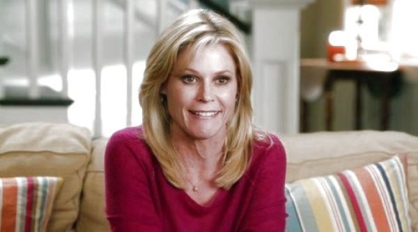 Claire Dunphy's V neck sweater on Modern Family