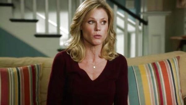 Claire Dunphy's V-Neck Sweater on Modern Family