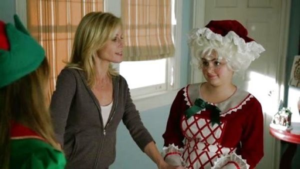 Claire Dunphy's Zip Hoodie on Modern Family