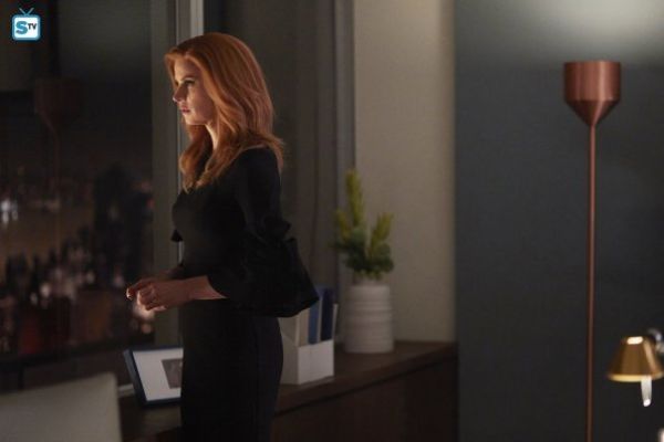 Donna Paulsen's Lavete bow-sleeved crepe dress on Suits