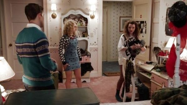 Dorrit Bradshaw's 'I Hate Everyone' Tee on The Carrie Diaries