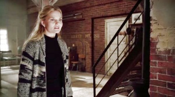 Emma Swan's Étoile Odrys Cardigan on Once Upon A Time 