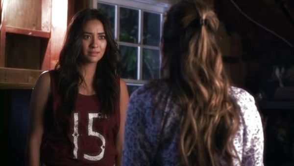 Emily Fields's 2 in 1 vintage tank on Pretty Little Liars