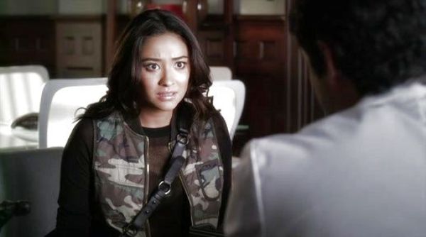 Emily Fields's Camo Hunting Vest on Pretty Little Liars