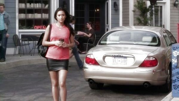 Emily Fields's Harper Twist Back Tank on Pretty Little Liars