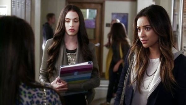 Emily Fields's Reissue Schoolboy Blazer on Pretty Little Liars