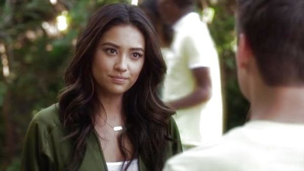 Emily Fields's Signature Engravable Bar Necklace on Pretty Little Liars