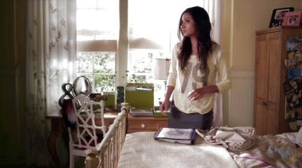 Emily Fields's Throwback Jersey in Buttercup on Pretty Little Liars