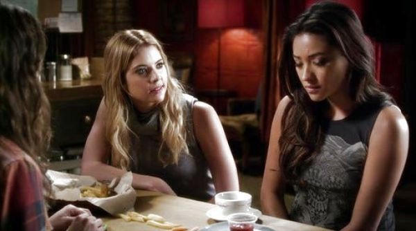 Emily Fields's Tigre Crew T-shirt on Pretty Little Liars