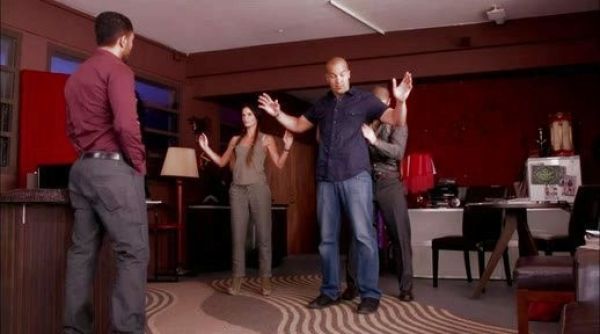 Fiona Glenanne's Grey Tank Top on Burn Notice