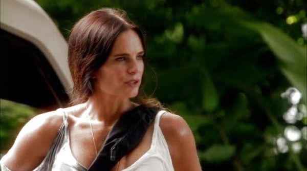 Fiona Glenanne's Hand Chain Bracelet on Burn Notice