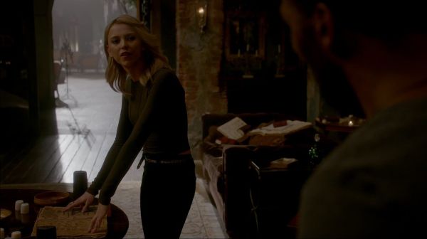 Freya Mikaelson's CROPPED LONG SLEEVE CREW NECK on The Originals