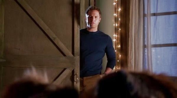 George Tucker's Plain blue crew neck sweater on Hart of Dixie