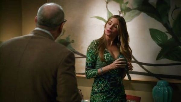 Gloria Pritchett's Printed Jersey Dress in Black/Green on Modern Family
