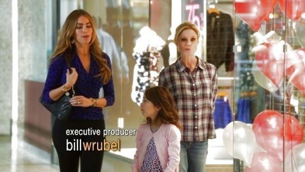 Gloria Pritchett's Side Strapping Pants on Modern Family