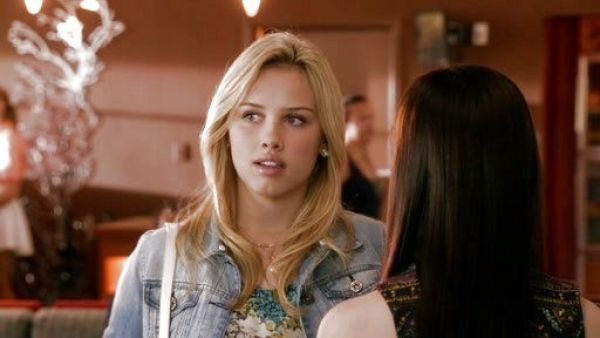 Greer's Dainty Bow Studs on Chasing Life