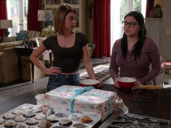 Haley Dunphy's Black Short Sleeve Crop Top on Modern Family