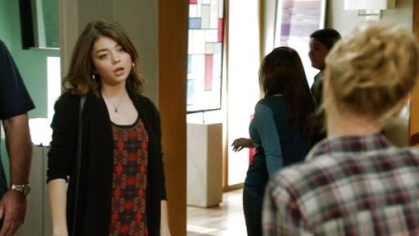 Haley Dunphy's Thermal Cardigan on Modern Family