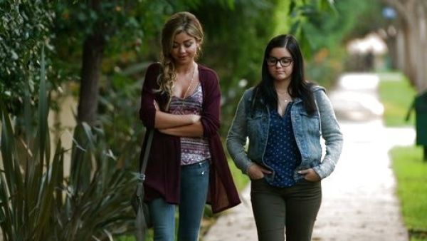 Haley Dunphy's Zipped Pocket Skinny Jeans on Modern Family