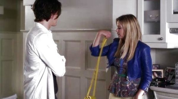 Hanna Marin's Cooperative Classic Saddle Flap Crossbody Bag on Pretty Little Liars