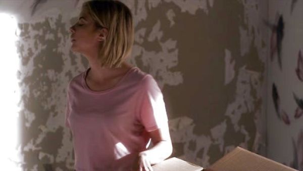 Hanna Marin's Crop Crewneck Tee on Pretty Little Liars