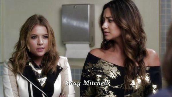 Hanna Marin's Erin Blocked Moto Jacket on Pretty Little Liars