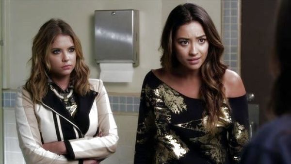 Hanna Marin's V Drop Rope Necklace on Pretty Little Liars