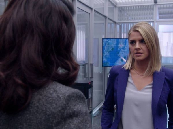 Hannah Wyland's Otis Silk Short Sleeve Top on Quantico