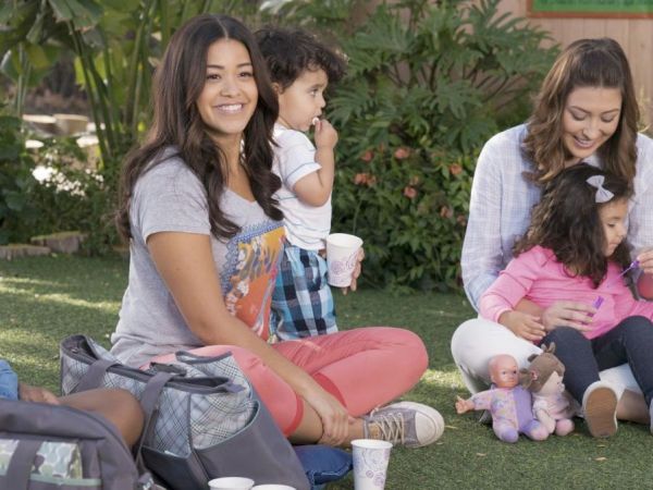 Jane Villanueva's Graphic Bird Tee on Jane The Virgin