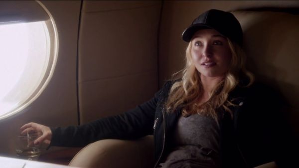 Juliette Barnes's Oversized V neck Tee on Nashville