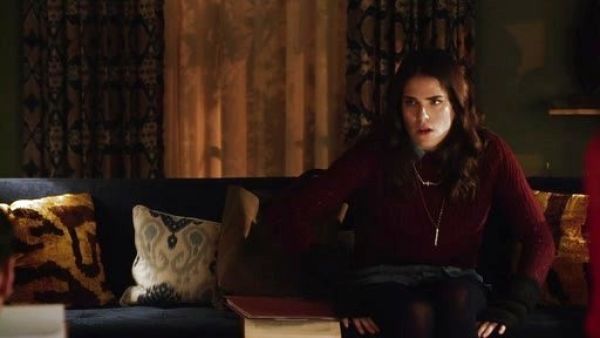 Laurel Castillo's Crewneck Crop Pullover on How to Get Away With Murder