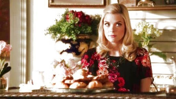 Lemon Breeland's Maternity Smock Dress in Floral With Back Detail on Hart of Dixie