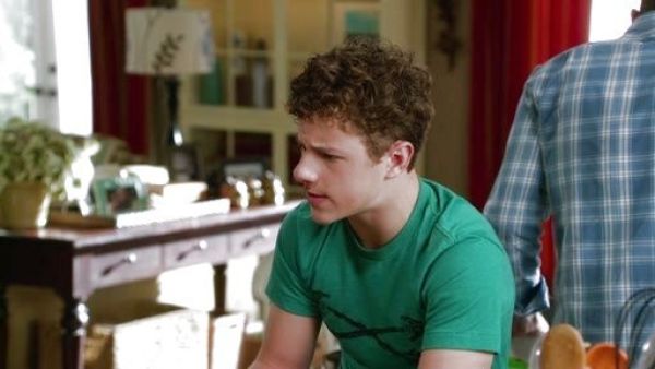 Luke Dunphy's Cross Arrows T-Shirt on Modern Family