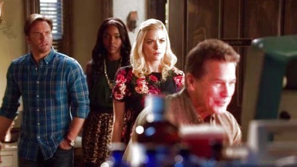 Lynly's Lace Yoke Top on Hart of Dixie