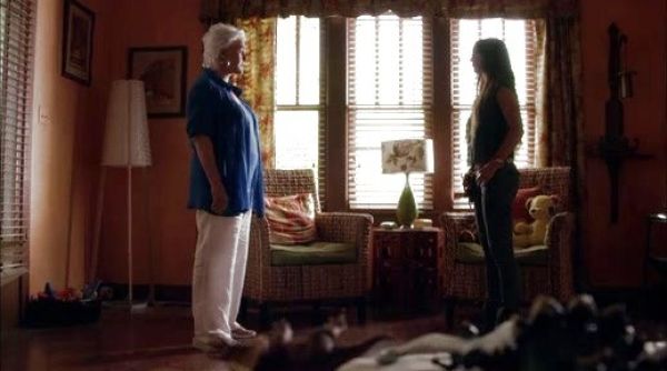 Madeline Westen's Oversized Shirt on Burn Notice
