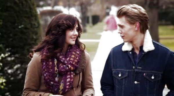 Maggie Landers's Pins and Needles Floral Crochet Eternity Scarf on The Carrie Diaries