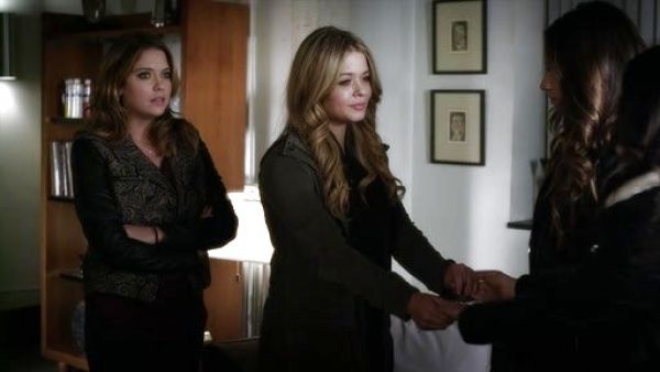 Melissa Hastings's Twill Utility Jacket on Pretty Little Liars