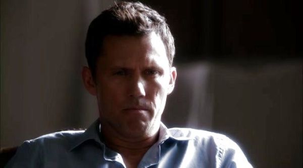 Michael Westen's Buttoned Chambray Shirt on Burn Notice
