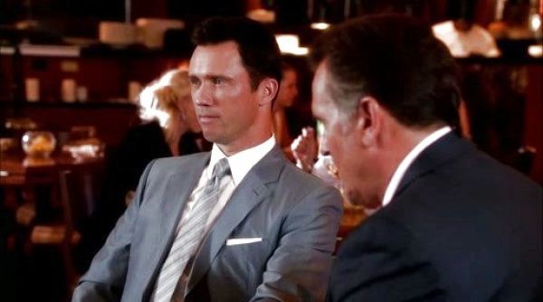 Michael Westen's Silver Stripe Tie on Burn Notice