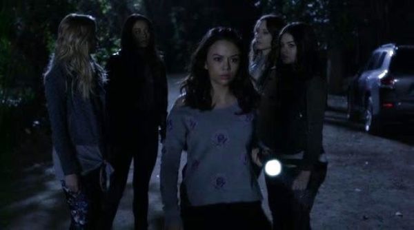 Mona Vanderwaal's Long-Sleeve Scoop-Neck Floral-Print Sweater on Pretty Little Liars