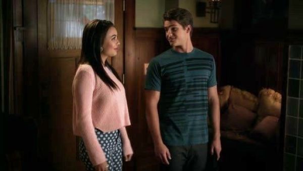 Mona Vanderwaal's MOTO Vintage Spot Joni Jeans on Pretty Little Liars
