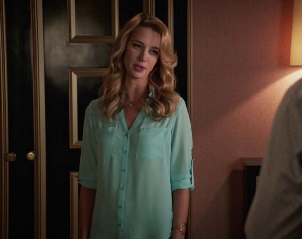 Petra Solano's The Convertible Sleeve Portofino Shirt on Jane the Virgin