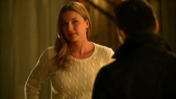Cashmere Sweater worn by Emily Thorne in Revenge