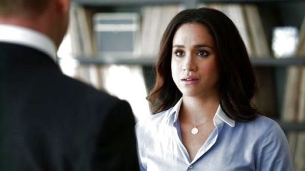 Rachel Zane's Midi-length pencil skirt on Suits