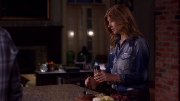 Rayna Jaymes's Distressed Leslie Shirt on Nashville